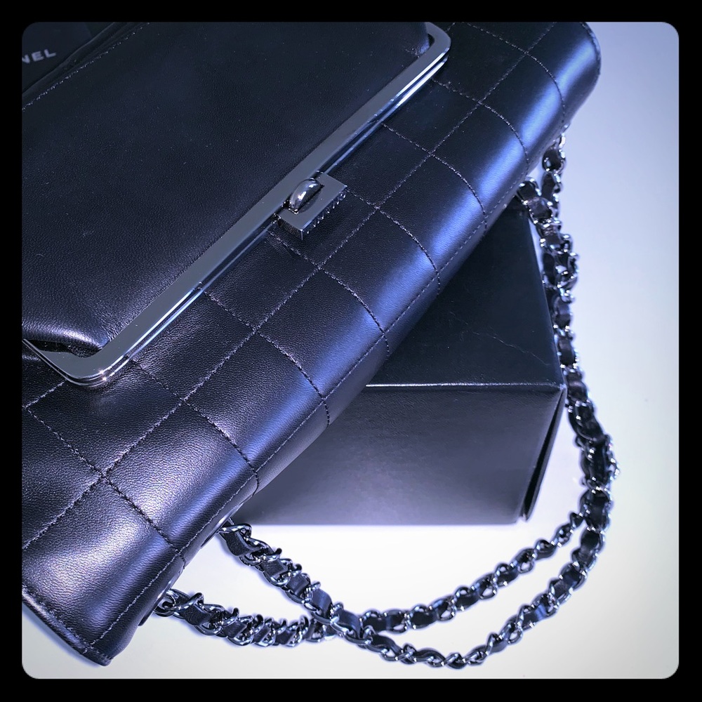 CHANEL purse
